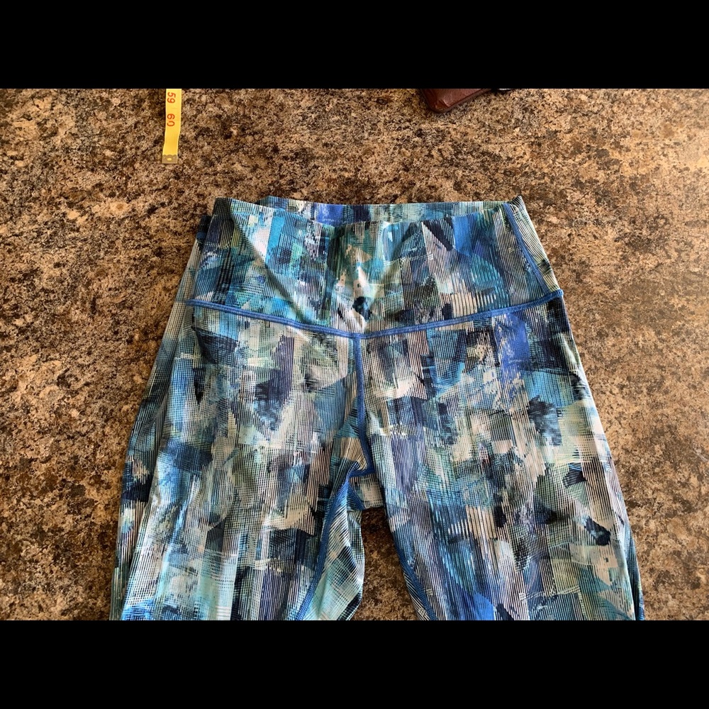 Lulu ¾ leggings . Size 8 ,front key pocket in waist band . Excellent cond